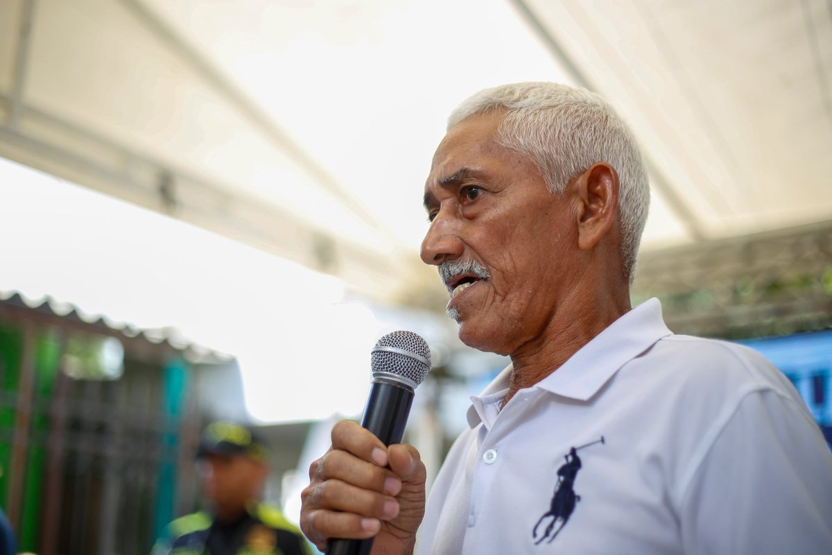 CarlosPinedoC's tweet photo. Hoy llegamos con la disposición de escuchar para resolver las problemáticas y necesidades de Las Malvinas. Es aquí, en las calles y con la gente, donde tomamos las grandes decisiones de la administración. La #AlcaldiaAlBarrio ha llegado a Chimila I, Los Fundadores, María Eugenia, Las Malvinas, y la agenda continúa. ¡AVANZAMOS!