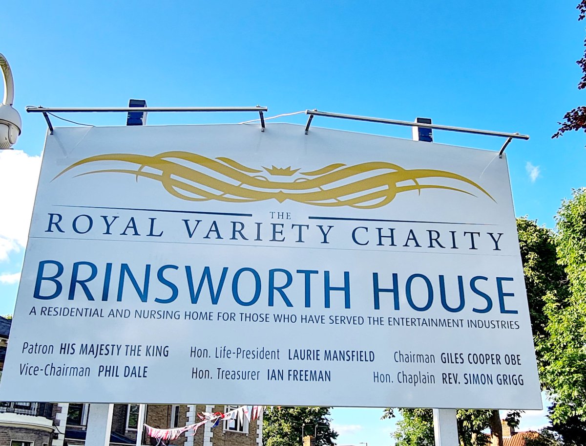 RoyalVariety's tweet image. Thanks to all our guests &amp;amp; contributors, incl @MikeReadUK &amp;amp; @theBobbyCrush, who came to Brinsworth House to celebrate our amazing charity &amp;amp; the legacy of those being celebrated today with our new #BluePlaques #Variety4Charity