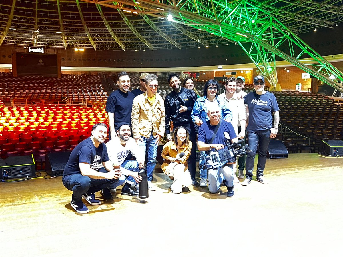 Ao vivo no JA com amigos queridos, divulgando o espetacular #festivalrecomeço que rola esta noite (sold out), no <a href="/araujovianna_/">Auditório Araújo Vianna</a> 🤟🏻🤩 

<a href="/rbstv/">RBS TV</a> 
<a href="/rede_atlantida/">Rede Atlântida</a> 
<a href="/BrisaDaitx/">Brisa Daitx</a> 
<a href="/lucasfresno/">Lucas Silveira</a> 
<a href="/rafaelmalenotti/">Rafael Malenotti</a> 
<a href="/neivansoria/">Nei Van Soria</a>