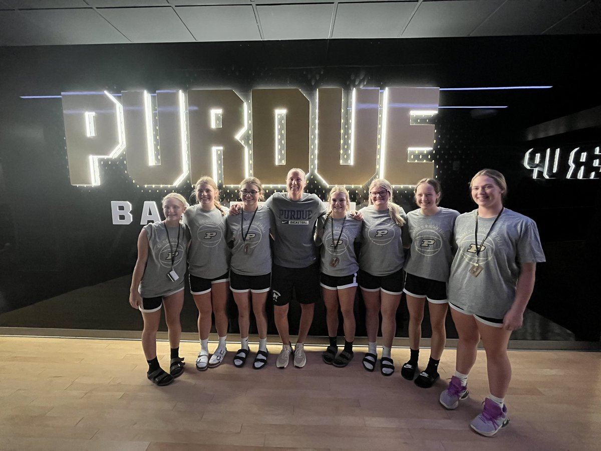Edon_WBB's tweet photo. Thank you Coach @katiegearlds4 for taking the time to talk/take a picture with our team during Camp! #BoilerUp https://t.co/EE6Mx9g7Mo