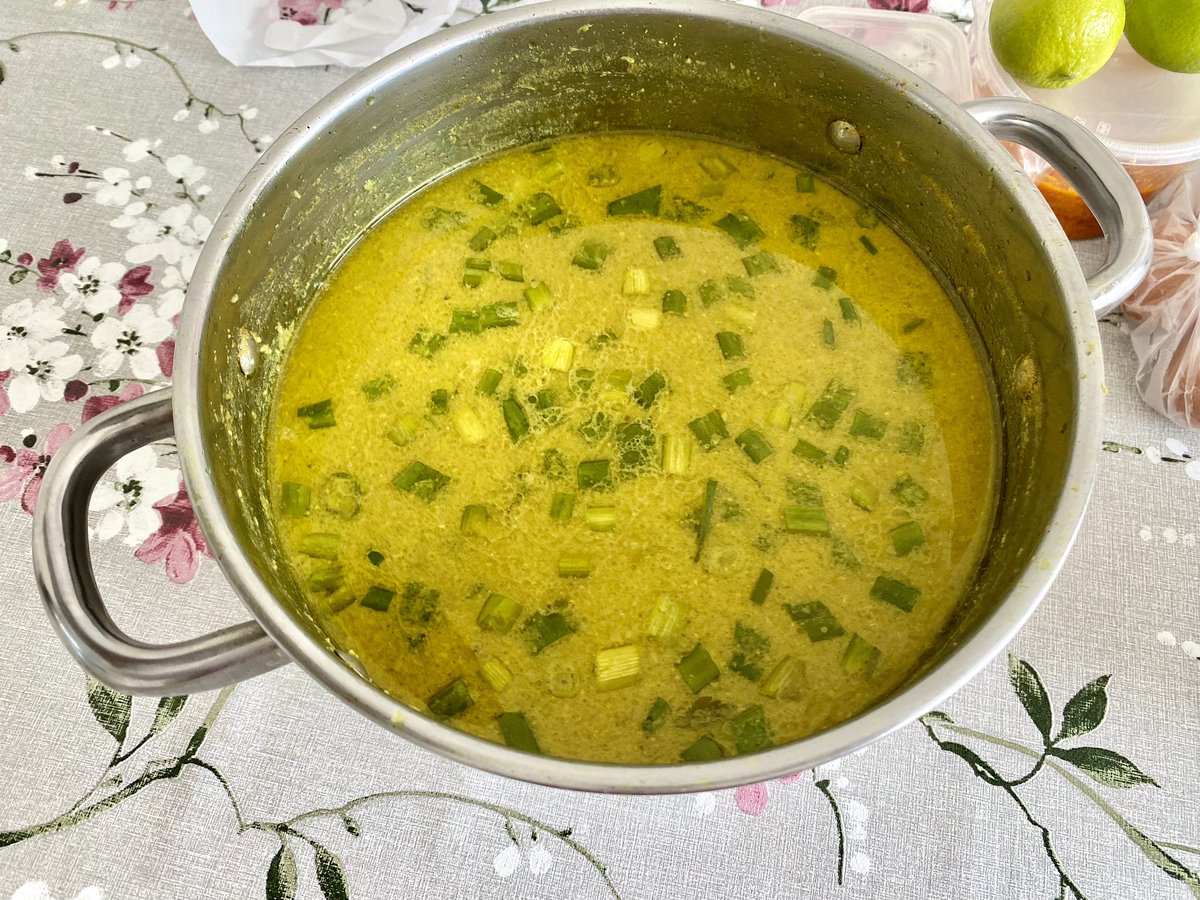 Denald's tweet photo. Flexing hari ini, aku jualan soto ayam 😅

Tetanggaku keluarga Indonesia, yg dulu sering beli masakanku, skrg tiap Weekend pesen apapun yg kumasak. 

Weekend ini aku masak Soto Ayam. Buat mereka, 1 panci soto + printilannya.

Wah mereka seneng sekali. 
Sotoku dipuja puji terus😍 https://t.co/iscBmrnZO1