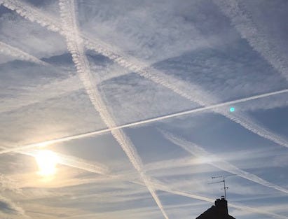 Vous lirez si vous en avez le temps la tentative désespérée de vérification d'informations par <a href="/AfpFactuel/">AFP Factuel 🔎</a> des nuages bourrés de particules qui déferlent sur nous depuis des semaines. Ils vont jusqu'à retoquer la méthodologie scientifique d'un laboratoire chimique européen qui