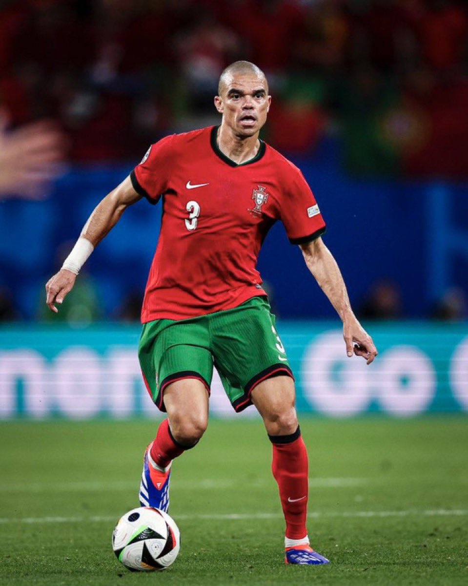 Bundan tam 7 sene önce, 7 yaş daha genç Pepe’yi Beşiktaş Türkiye’ye getirdiğinde bu adama “YAŞLI” demişlerdi. Türk futbolu; basınıyla, taraftarıyla, takımlarıyla, hakemleriyle ve tribünleri ile tamamen vasattır.