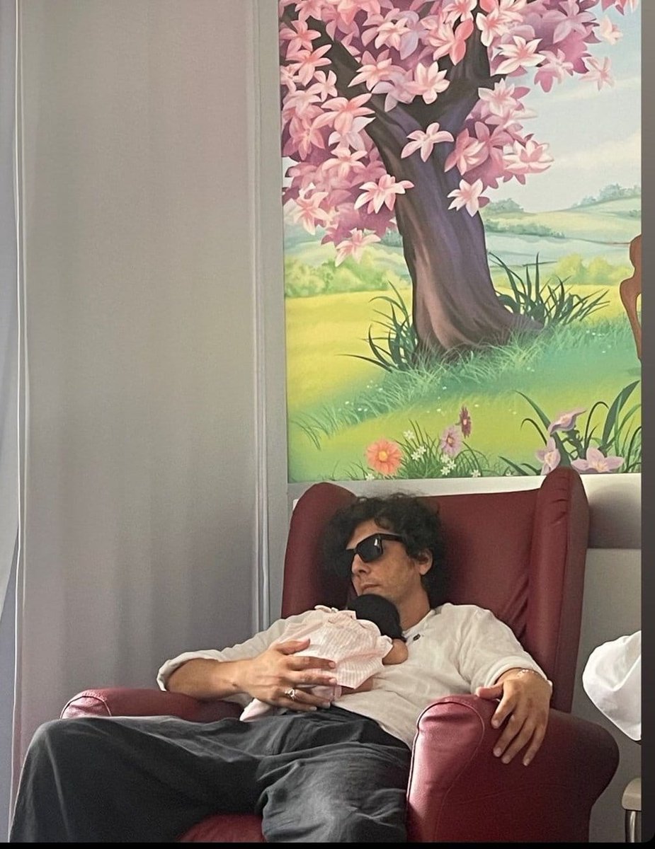 Angel6292694039's tweet photo. Meriti dal mondo ogni sua bellezza 💞❤️💖🥰#ErmalMeta https://t.co/dvViMMDjfp