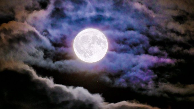 My photo of last night's full moon 💜🌙 https://t.co/N1xyCw1rOC