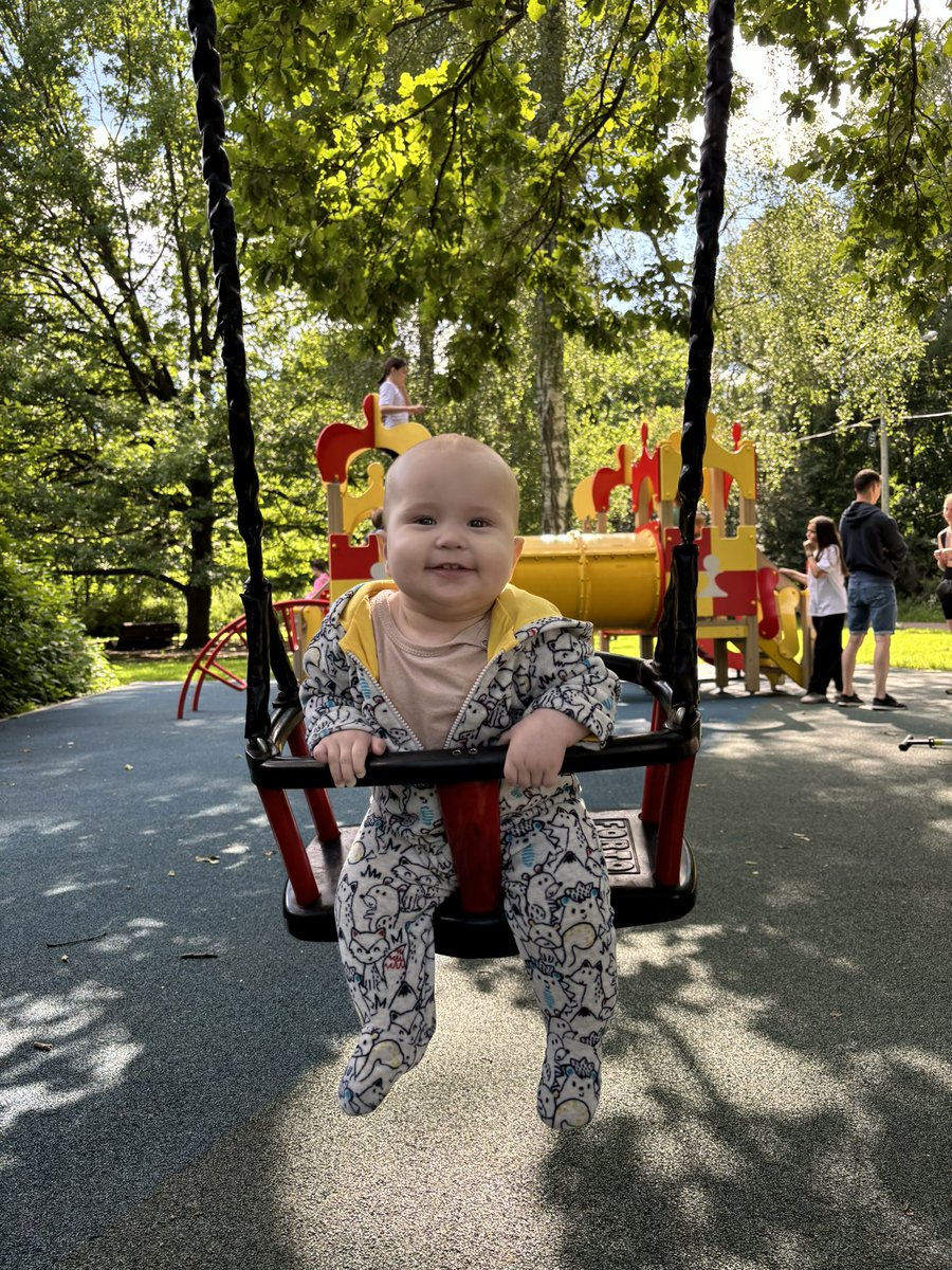 Человек уже такой! Мамой быть круто!