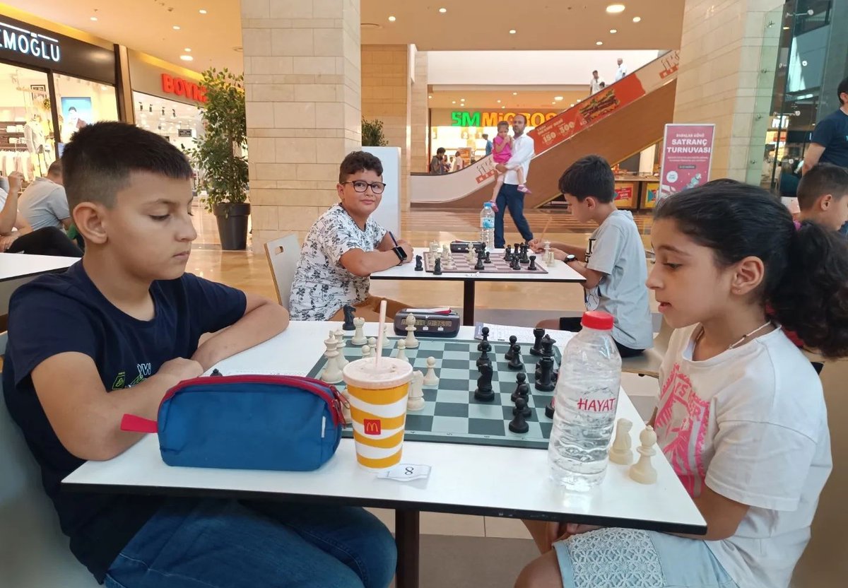 Şanlıurfa Satranç İl Temsilciliği (@satrancurfa) on Twitter photo Babalar Günü Satranç Turnuvası Piazza AVM'de başladı.
<a href="/GlkzTulay/">Gülkız TULAY</a> <a href="/OA_BAK/">Dr. Osman Aşkın Bak</a> <a href="/TurkishChess/">Türkiye Satranç Federasyonu</a> <a href="/hasansildak/">Hasan ŞILDAK</a> <a href="/Byomeraslan/">Ömer Aslan</a> <a href="/Eren_GSB/">Halil Eren</a>
#BabalarGünü #urfa #satranç #satrançturnuvası #piazzaşanlıurfa #piazza Babalar Günü Satranç Turnuvası Piazza AVM'de başladı.
<a href="/GlkzTulay/">Gülkız TULAY</a> <a href="/OA_BAK/">Dr. Osman Aşkın Bak</a> <a href="/TurkishChess/">Türkiye Satranç Federasyonu</a> <a href="/hasansildak/">Hasan ŞILDAK</a> <a href="/Byomeraslan/">Ömer Aslan</a> <a href="/Eren_GSB/">Halil Eren</a>
#BabalarGünü #urfa #satranç #satrançturnuvası #piazzaşanlıurfa #piazza