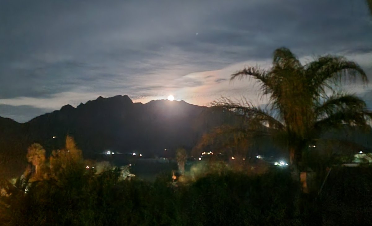 TheWhiskyMaker's tweet photo. A day late due to rain & clouds last night, but here is June's strawberry moon!
#fullmoon #onedayafter
#viewfromabalcony 🇿🇦 https://t.co/q0xIoVU5tw