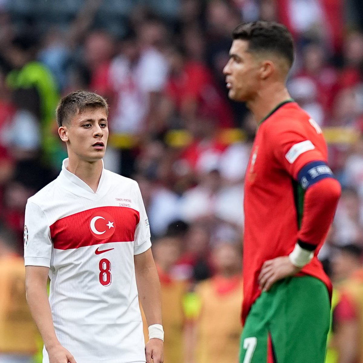 MurtiTV97's tweet photo. Birisi Geleceğine Bakıyor Diğeride Geçmişine⚽️🪄

#ArdaGüler #CristianoRonaldo #Türkiye #BizimÇocuklar #Portekiz #Siüüü @10ardaguler @Cristiano https://t.co/PtI5FBGguG