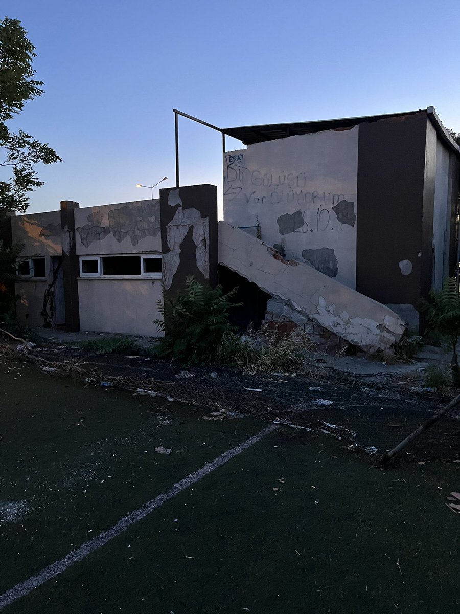 Sayın <a href="/SoyuakAli/">Dr. Ali Kamil SOYUAK</a> Başkanım.Sahildeki futbol sahasının durumu çok vahim.<a href="/gelibolubel/">Gelibolu Belediyesi</a> olarak elden geçirip çocuklarımız için güvenli bir hale getirebilir misiniz?