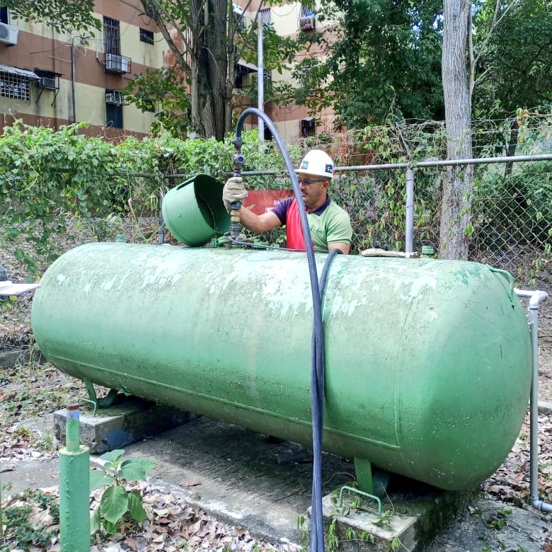 GasTrujillo's tweet photo. ¡Atención a nuestro pueblo! Con el despacho a granel favorecimos a las familias de El Prado, municipio Pampanito, avanzando eficientemente en el cronograma de distribución en el territorio trujillano.

#CombatientesConNico https://t.co/b22bYcuJLM