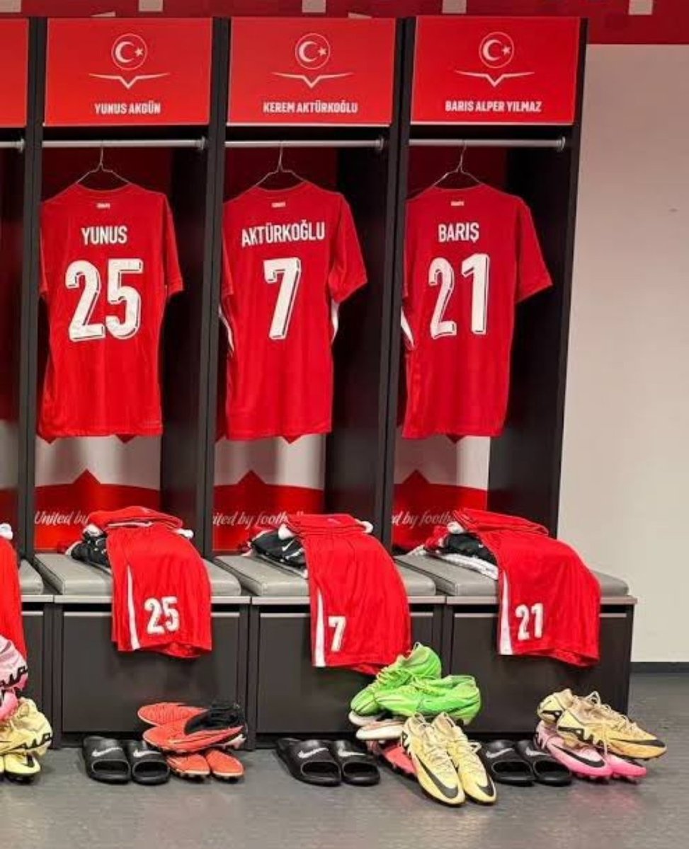 YorumTwitli's tweet photo. Spor Yazarı Ferdi Ardıç:"Eğer planlama Arda, Kenan,Merti dinlendirmek ve sonraki maça saklamaksa bu maç gözden çıkarılmış, yok asıl istenen zaten bu üçlü ise gerçekler çok acı.İki türlü de büyük rezalet."
#TURvPOR #BizimÇocuklar #montella #TFF #EURo2024 #SONDAKİKA #hamitaltintop https://t.co/Iha2HAdzxo