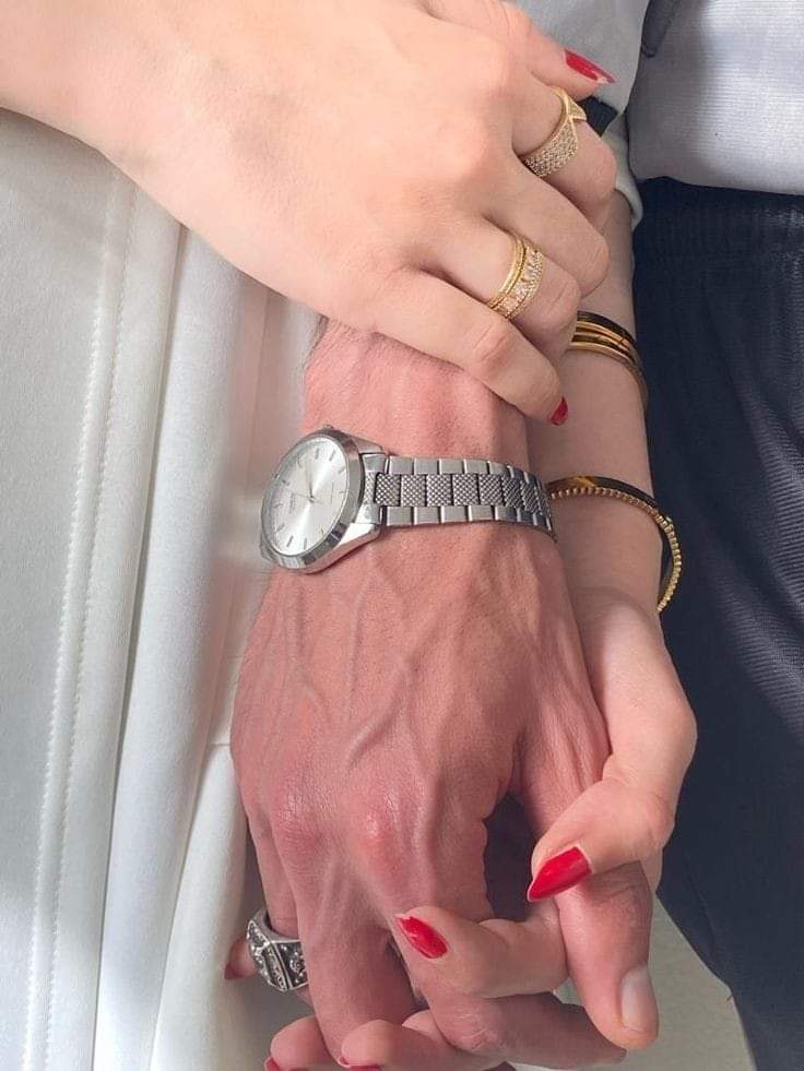 ومن يهديني إهتمامه، لن أتخلى عنهُ ما دمت أتنفس  ".♥️