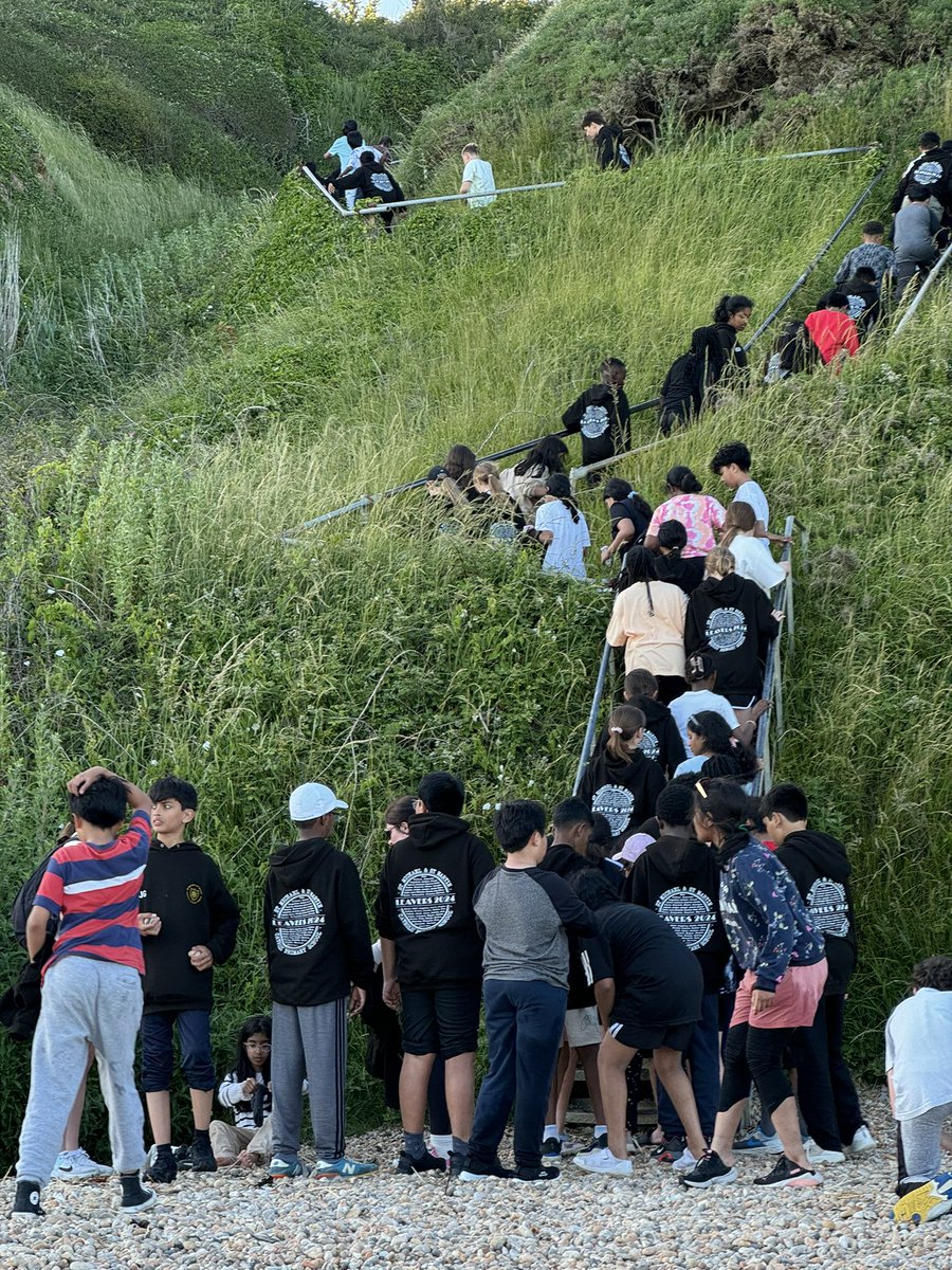 STMM20's tweet image. We have enjoyed a visit to the sea in the beautiful evening sunshine after dinner before our final activity of the day ‘Passport To The World’. Lots of happy, tired faces all around 🌞🇮🇳🏃‍♀️🇵🇹🌊🇮🇪🧭
#TeamWork
#FindingFlags
#SunSetActivity