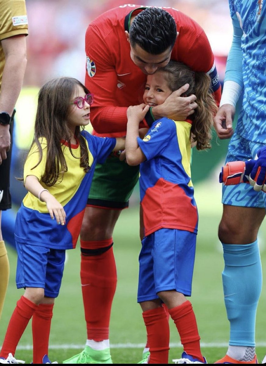 DavidFaitelson_'s tweet image. Cuando el futbolista entiende que es más que un simple futbolista..