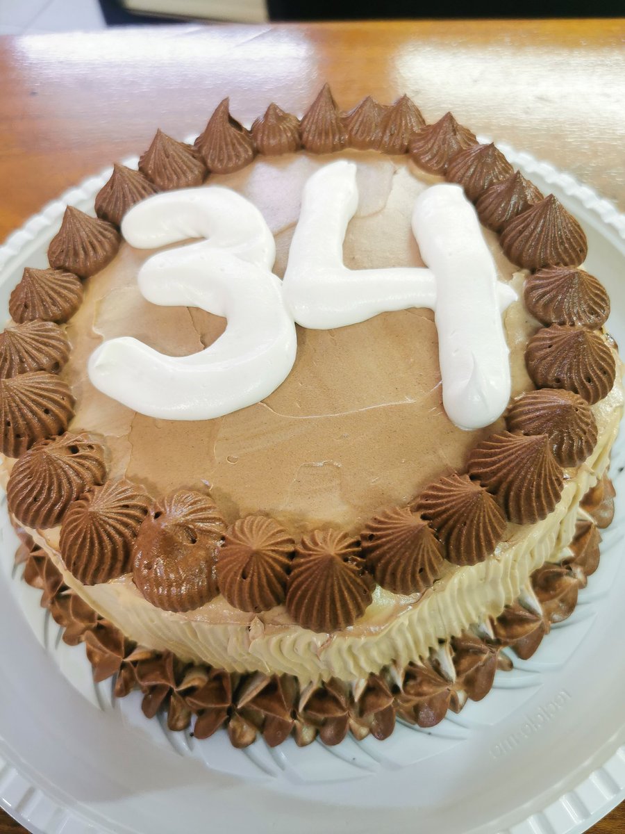 LilileGonzalez's tweet image. Mi amigp @lorenzdejesus dijo QUIERO BOLLOS CON NUTELLA y acá está su pedido + la torta por sus 34 con bizcochuelo de chocolate y relleno de mocca y mousse de chocolate

#Repostera 💅 Siempre cocino para mis amigos ♥️

Nos vemos esta noche!!!