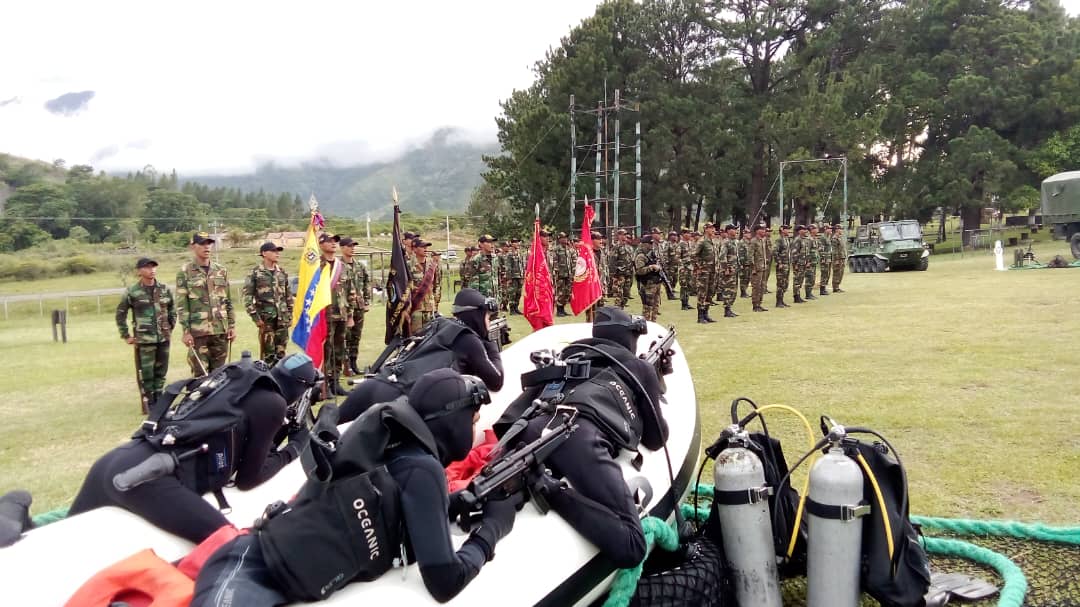 ejercito_ve's tweet photo. 🪖 #EnFotos || En una emotiva ceremonia, 51 graduados del LIV Curso de Comando Terrestre recibieron sus merecidas condecoraciones y la insignia de Comando Terrestre. Su liderazgo, determinación y compromiso con la excelencia son un faro para todos nosotros. 
#SoloUnidosVenceremos https://t.co/iRoHgUvkQv