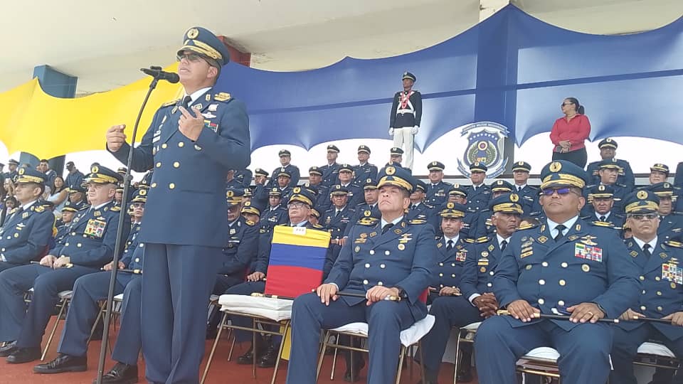 AMB_FANB's tweet image. 📸 #EnFotos || Desde el patio de honor de la alma mater de la @AMB_FANB, se efectuó el acto de relevo generacional de la promoción egresada en el año 1991, rindiendo homenaje a las damas y mujeres del aire que dedicaron 33 años de vocación y servicio a la patria 🇻🇪.