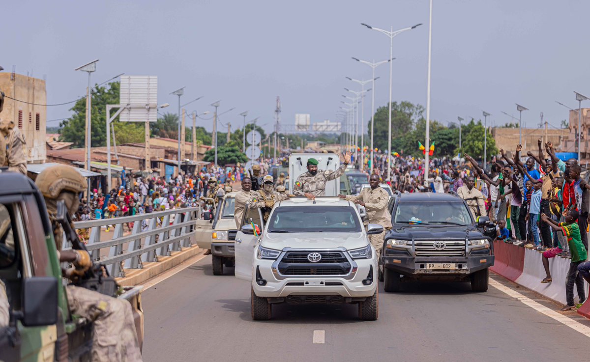 regiondesikasso's tweet photo. Le Président de la transition @GoitaAssimi a inauguré le stade rénové Babemba Traoré de Sikasso et l'échangeur après avoir posé la première pierre de la future université de Sikasso. https://t.co/GfBwi7QcJJ
