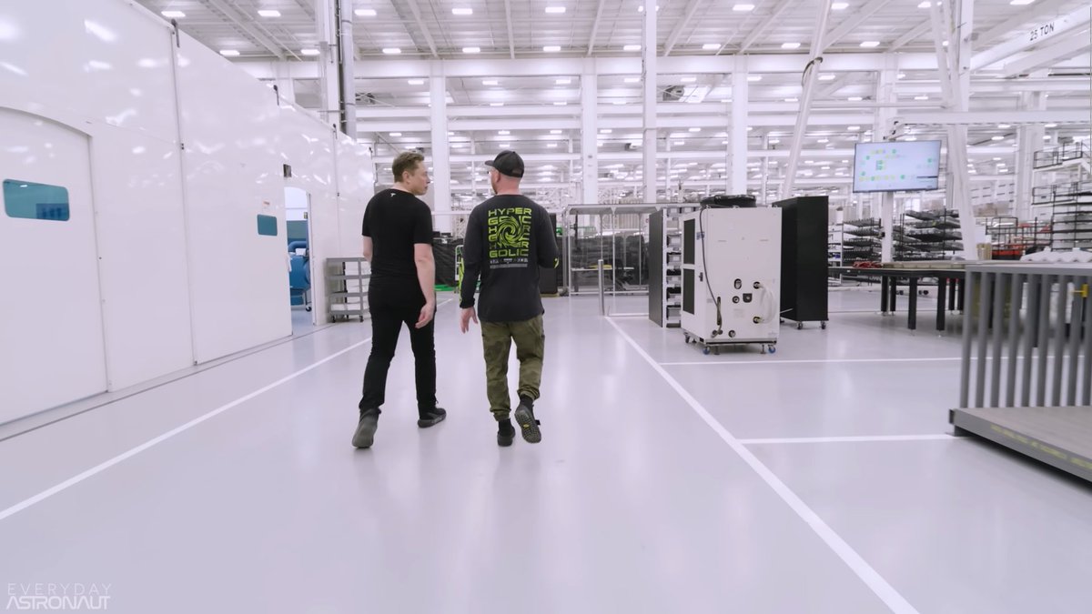LEOrbitSpace's tweet image. #Starfactory es inmensa, sin duda la parte del vídeo que mas me ha sorprendido

@elonmusk asegura que en 3 meses la nueva zona de Starfactory estará completamente equipada

La zona "antigua" es gigante y parece que el ITAR no ha puesto muchas pegas en esta parte 🤣

#Starship