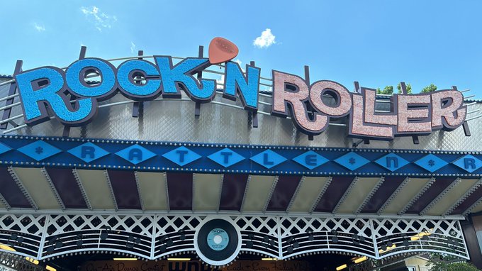 We went to an amusement park 🎢 today and here&rsquo;s the pics I got with no faces 😜 https://t.co/nCkIEexA