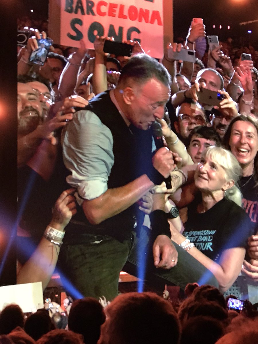 GwendyStacy's tweet image. Segur que hi ha fotos millors, però deixo aquí les meues de la jefaza que se sabia Spirit in the night de pe a pa. 
#SpringsteenBarcelona