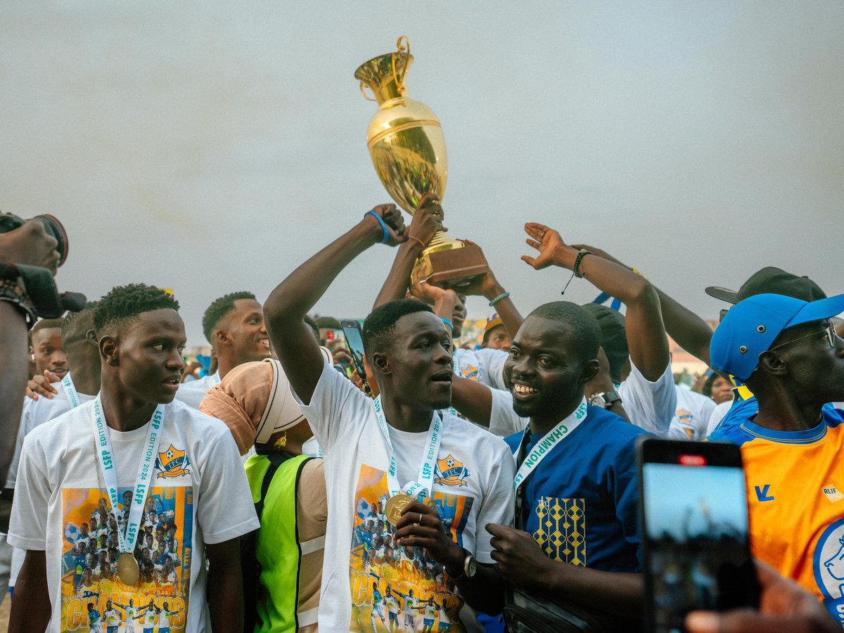 rabadiouf's tweet image. Cérémonie de remise du trophée de Champion du Sénégal à @TeunguethFc

La fête a été très belle pour Rufisque et le #FootLocal.
Félicitations à tous.

Bara