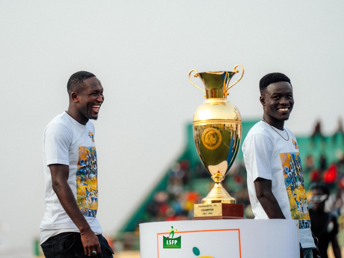 rabadiouf's tweet image. Cérémonie de remise du trophée de Champion du Sénégal à @TeunguethFc

La fête a été très belle pour Rufisque et le #FootLocal.
Félicitations à tous.

Bara