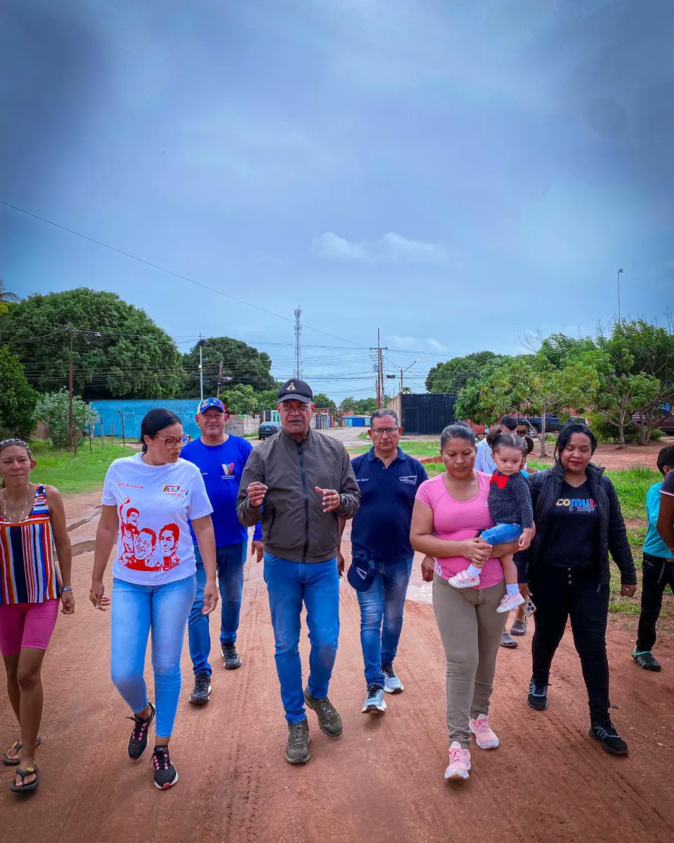 Siempre firme💪🏽 porque la esperanza está en la calle y el amor por la patria también🇻🇪 las familias del sector 12 de octubre en el Mcpio. Simón Rodríguez, nos demostró que podemos seguir venciendo y construyendo una mejor Venezuela junto a nuestro Pdte. #Niko 🤝
🚩Casa a casa🚩
