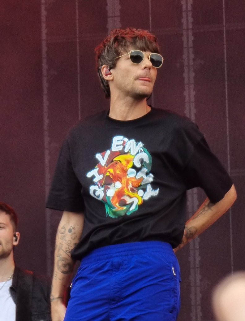 LouAusNZUpdates's tweet photo. Well what can we say. Louis rocked Pinkpop, his first European festival!! 🌟
There were lots of Louies present, and it looked like the whole crowd enjoyed his set. He sounded amazing and was full of smiles! 
He wore a black Givenchy t shirt and bright blue track pants and of course sunnies! 🕶 Louis interacted with the crowd lots of times and was his usual cheeky self. 
He sang 13 songs during his 55 minutes on the stage. He did a quick barricade run at the end (after not being sure how to get down!)

Credit to the owners of the photos and videos 😁