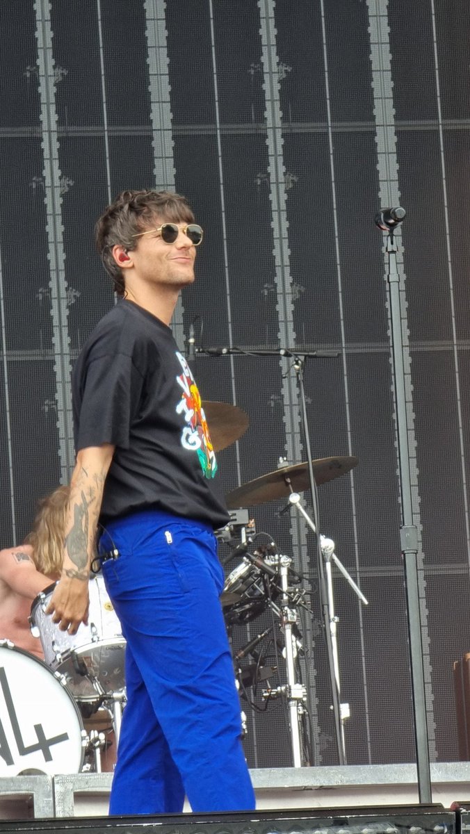 LouAusNZUpdates's tweet photo. Well what can we say. Louis rocked Pinkpop, his first European festival!! 🌟
There were lots of Louies present, and it looked like the whole crowd enjoyed his set. He sounded amazing and was full of smiles! 
He wore a black Givenchy t shirt and bright blue track pants and of course sunnies! 🕶 Louis interacted with the crowd lots of times and was his usual cheeky self. 
He sang 13 songs during his 55 minutes on the stage. He did a quick barricade run at the end (after not being sure how to get down!)

Credit to the owners of the photos and videos 😁