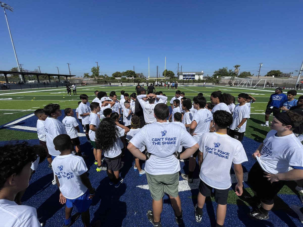 Thank you to everyone who came out to our camp today and to the Anaheim Rams for helping us host! What a great turnout of almost 100 kids! <a href="/CoachDavidsonWH/">Dan Davidson</a> <a href="/ocvarsity/">ocvarsity</a> <a href="/AnaheimUHSD/">Anaheim Union High School District</a>
