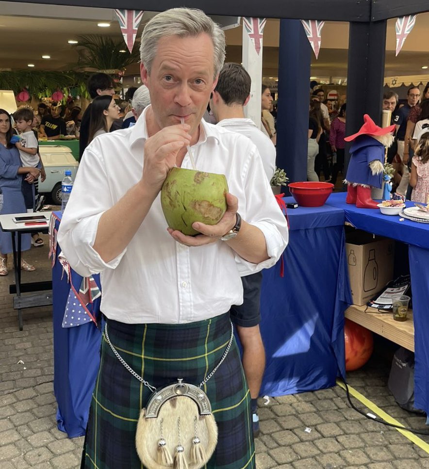 I don’t often post but this image of a kilted Englishman enjoying a Brazilian coconut captures something of the spirit of <a href="/StPaulsSchoolSP/">St. Paul's School SP</a> and seemed too good not to share 🇧🇷🏴󠁧󠁢󠁳󠁣󠁴󠁿🏴󠁧󠁢󠁥󠁮󠁧󠁿🇬🇧🥥🌴