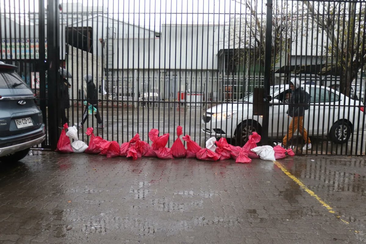 Muni_LaCisterna's tweet photo. 🌧 Siempre en terreno! 

Hemos visitado diversos rincones de la comuna, entregado ayuda y fiscalizado puntos críticos. 

Junto a nuestro alcalde @joelcisternino y equipos municipales, seguimos desplegadas y desplegados ante este sistema frontal 💪🏽 https://t.co/mRx7arVAhd