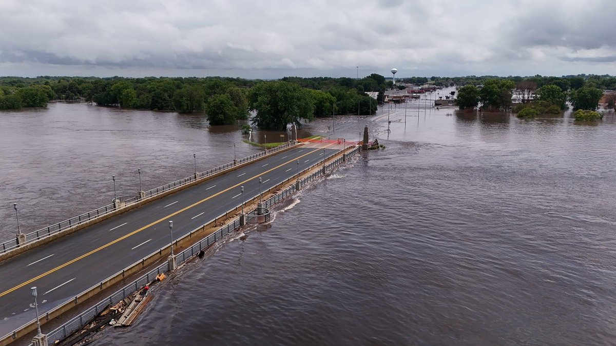 TylerJRoney's tweet photo. Spencer, Iowa this afternoon as the river levels continue to rise. This is absolutely devastating to see and totally unprecedented… #IAwx 

📷 Eric Johannsen https://t.co/eMsFcKT76Z