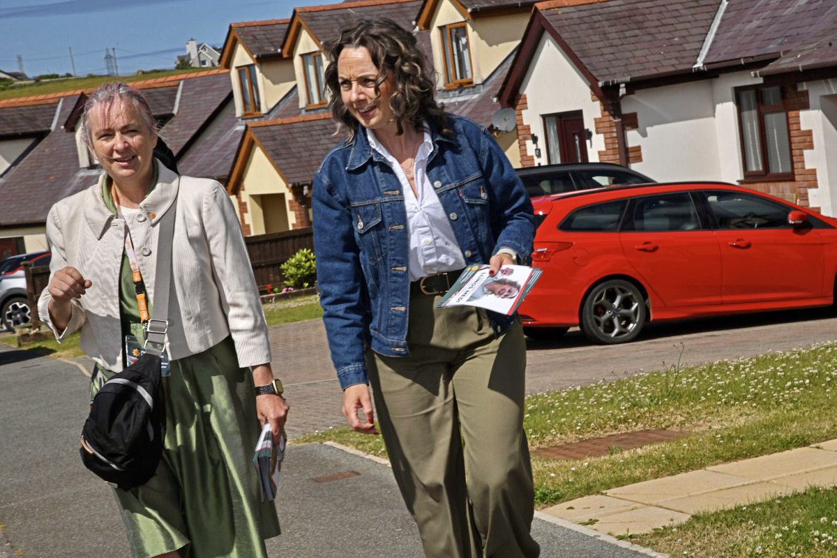 llinos_medi's tweet photo. Dyna ni ddydd Sadwrn olaf ond un penigamp🤩
What. A. Day. Diolch bawb 👏

So many conversations. So many people looking for change. @Plaid_Cymru offersthat change - standing up for Ynys Môn at all costs, and making sure that Labour doesn’t take us for granted in Westminster! 🏴󠁧󠁢󠁷󠁬󠁳󠁿 https://t.co/h1qJVAck3v