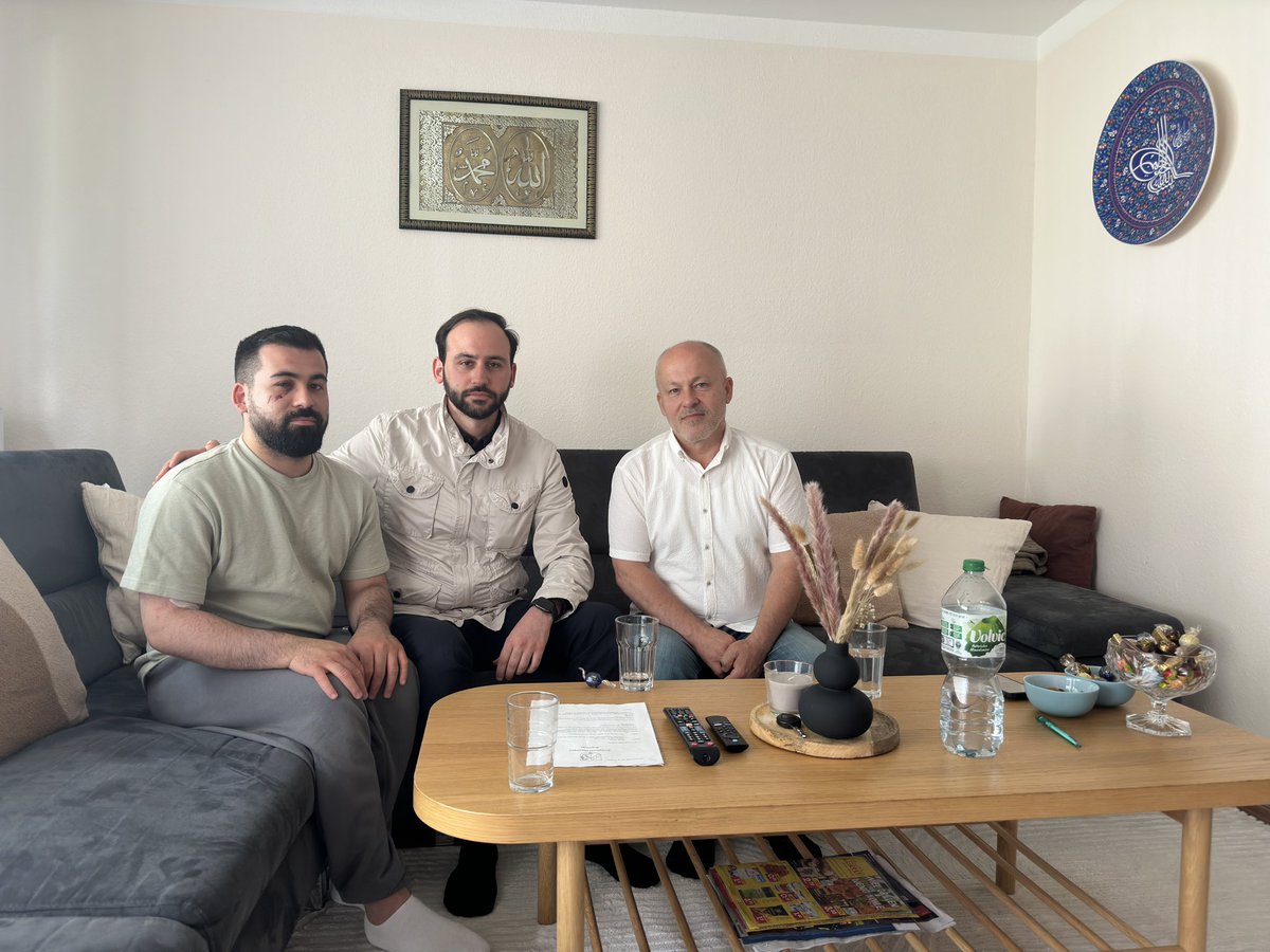 KaFurkan's tweet photo. Der Vorfall in #Monheim macht fassungslos. Das Haus von Ercan T. wurde vorgestern um 4 Uhr morgens vom LKA-NRW gestürmt, Ercan wurde dabei brutal geschlagen und erlitt Verletzungen, weshalb er in den kommenden Tagen operiert werden muss.

Das verstörende am Vorgehen der Polizei ist: Die Razzia sollte nicht Ercan T. gelten. Es handelt sich um eine Verwechslung. Es wurde jemand anderes verdächtigt und Ercan T. und seine Frau sind die Leidtragenen. Seine Frau musste, zusehen, wie ein Sondereinsatzkommando sich auf ihren Ehemann stürzten und auf ihn einschlugen.

Wir haben heute beide besucht. Sie stehen auch weiterhin unter Schock und benötigen psychologische Betreuung.

Sowohl die Verwechselung, als auch das brutale Vorgehen der Einsatzleute verurteile ich auf das Schärfste und fordere die Polizei und das Innenministerium NRW auf, eine Untersuchung einzuleiten, den Vorfall umgehend zu untersuchen und das unverhältnismäßige Vorgehen zu bestrafen! 
Es muss festgestellt werden, wie es zu einem solchen Vorfall kommen konnte.

Was auch erschütternd ist, ist die Tatsache, dass sich noch niemand bei dem jungen Ehepaar entschuldigt hat. 

Ich danke dem Bürgermeister der Stadt Monheim, dass er, als er davon erfahren hat, sich bei der Familie gemeldet und sich nach ihrem Wohlbefinden erkundigt hat.

Diese ‚Verwechslung‘ ist leider kein Einzelfall. Nicht selten werden Personen mit Migrationshintergrund Opfer solcher 'Verwechslungen'. Dem muss auf den Grund gegangen werden, verantwortliche Personen zur Rechenschaft gezogen werden. 

@IM_NRW @HendrikWuest @NancyFaeser