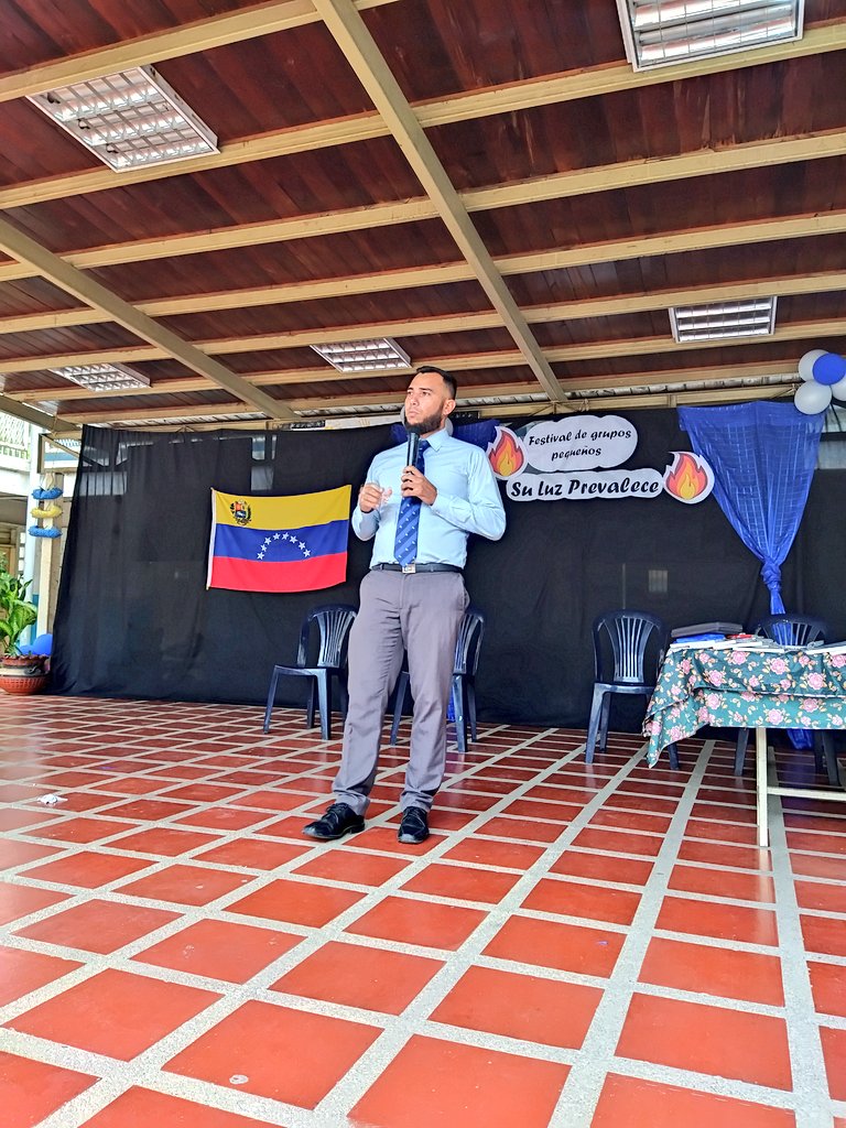 ¡Alabado sea el nombre de Dios! 🙌🏻

El hno. Ismael Marín, uno de los colportores de nuestra zona 🙋🏻‍♂️, glorificó el nombre del Señor con un especial 🎶

Seguido, el lic. en Teología Nathanael Jiménez 🙋🏻‍♂️, traza la palabra de Dios 📖

#PasiónMIVENOR