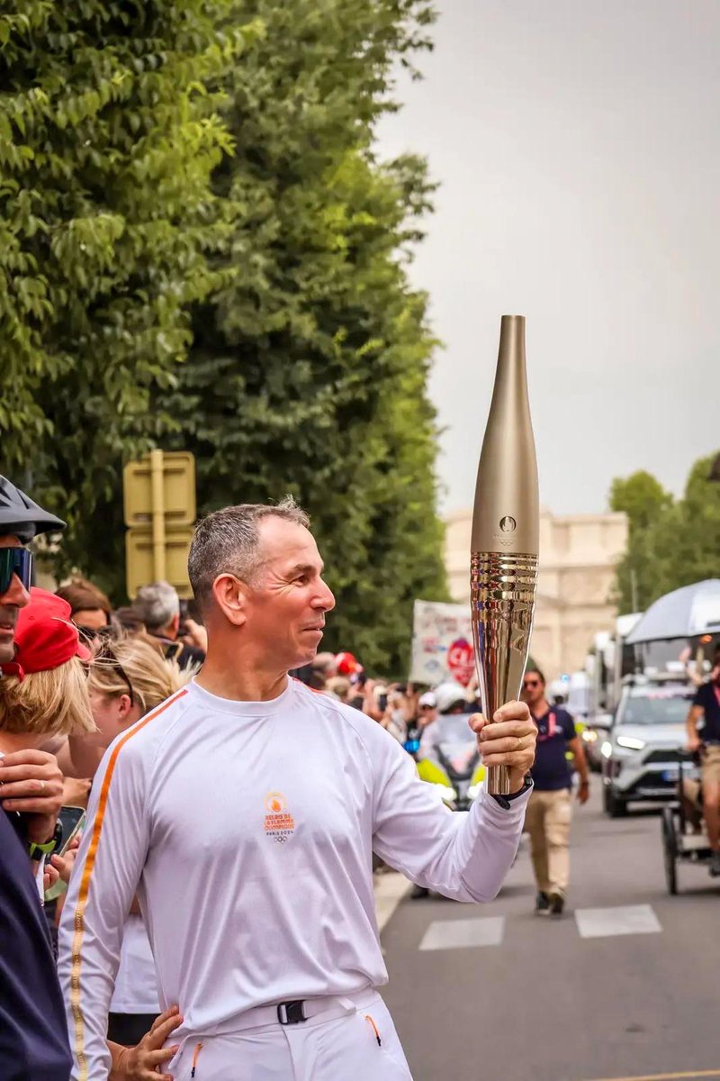 CDC1REG's tweet image. Le lieutenant-colonel Jean-Luc, réserviste au sein du #1REG depuis 2011, a eu l’honneur de porter la flamme olympique cette semaine dans les rues de la @VilledOrange  🔥🏅