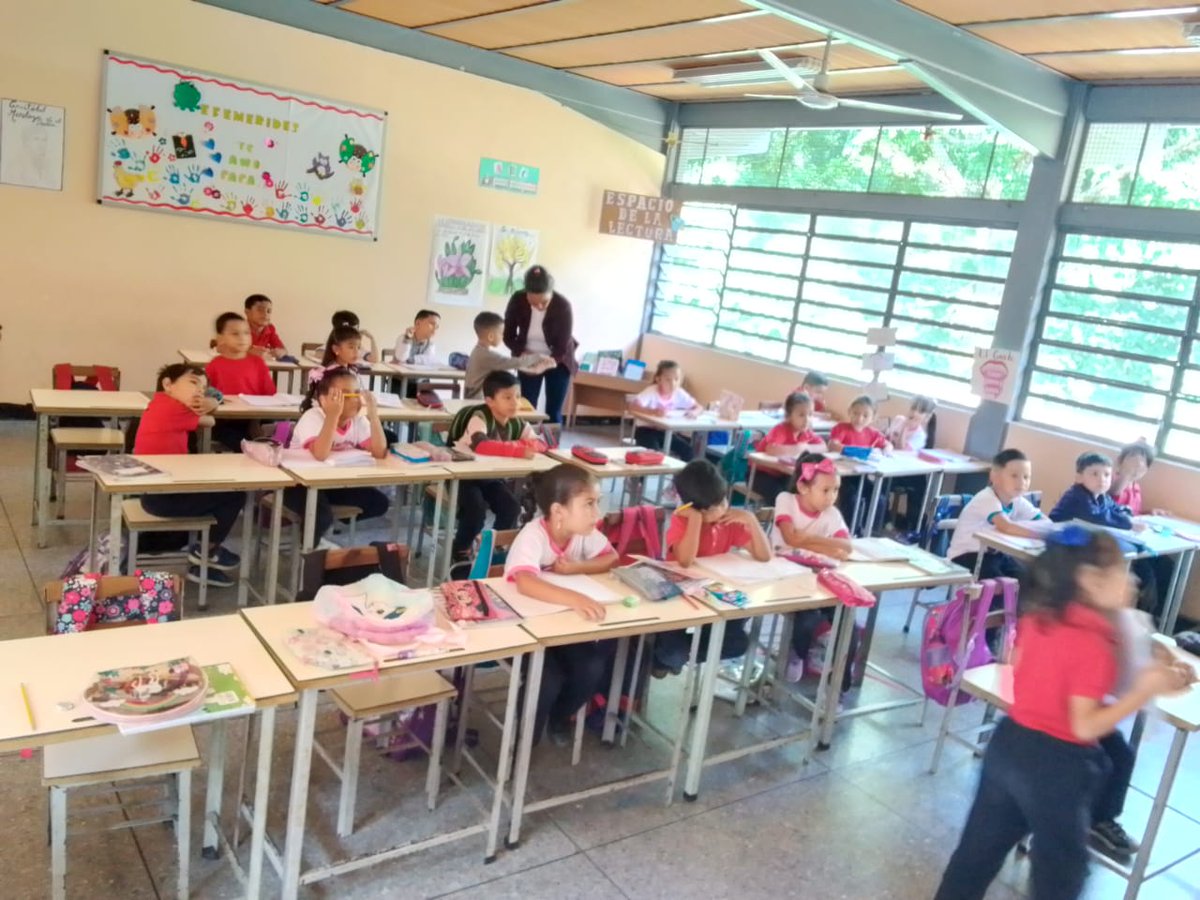 Vinculación de los niños y niñas de Inicial con primer grado 
  Llevar a los niños y niñas de educación inicial a los ambientes de aprendizaje de primer grado para que observen y tenga un conocimiento de como se desarrollan las actividades en primer grado.
CEI Padre Rosario.