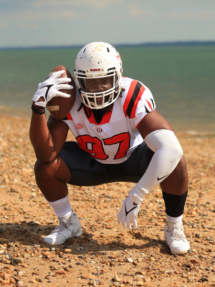 ABridgeTooFar16's tweet photo. A photo shoot with the ⁦@EssexTridents⁩ #Britball team this weekend.

Always a pleasure to #SupportLocal and it was a very enjoyable late afternoon on Southend seafront.

britishamericanfootball #bafca #Britball https://t.co/74v4gCGxNA