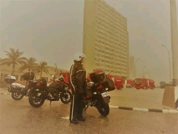 RayDCuba23's tweet photo. #Cuba 🇨🇺 || Mientras los bomberos sofocaban las llamas en el edificio Girón de La Habana, estas imágenes revelan a otros héroes que - sin importar la lluvia - también forman parte de la #GenteQueSuma, salva y protege.
#UnaHistoriaJuntos #63MININT https://t.co/svDGv3tAhD
