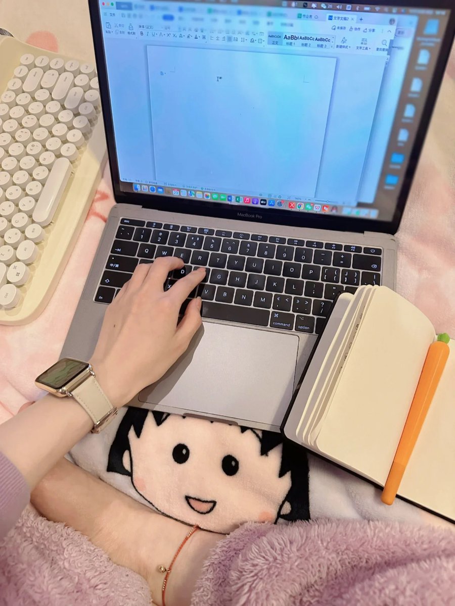 I enjoy working in bed.😁💻😍