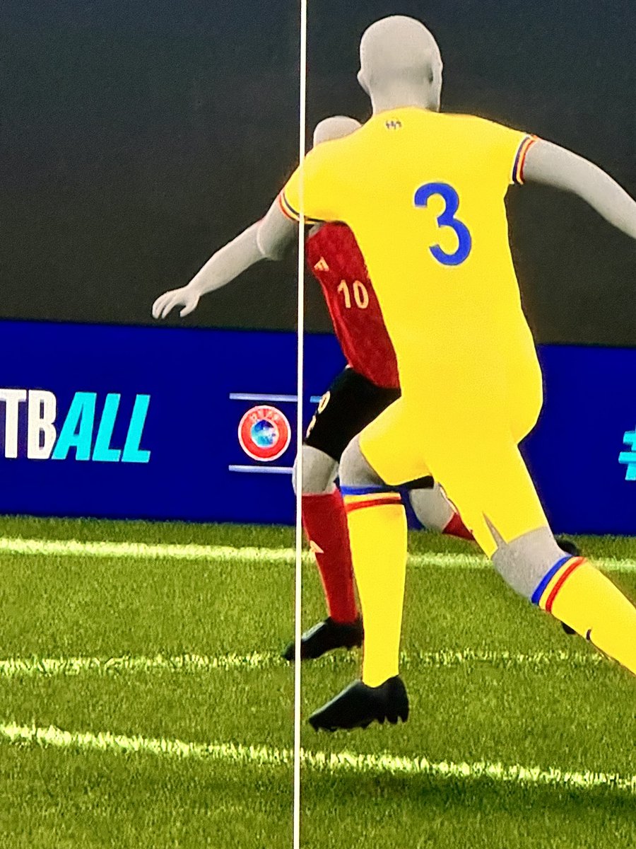 LUKAKU'S BIG ASS FEET🥱