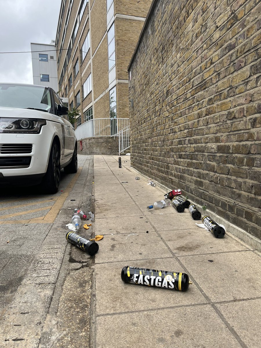 Like clockwork, #nitrousoxide cylinders appear outside the <a href="/NHSBartsHealth/">Barts Health</a> Royal London Hospital and <a href="/QMULBartsTheLon/">Barts and The London, Queen Mary</a> Garrod Building after a Friday night. 

Very keen to make an awareness poster for this hotspot of using #laughinggas if local organisations are willing!