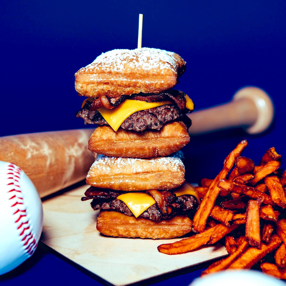 CrystalStayCool's tweet image. Slider or sweet treat? 🤔 I’ll take it.

#slider #beignet #burger #foodphotography