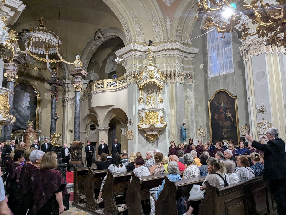 habosvilla's tweet image. Az idei Múzeumok éjszakája kifejezetten jól telt. Egyik helyre sem volt amúgy belépő... Fóton hallhattunk operaáriákat és Németh Kálmán emlékházában tárlatvezetést. Gödöllőn pedig Duna Szimfonikus Zenekart, Urban Verbunkot és kórust a kastélykápolnában. #MúzeumokÉjszakája #múzéj