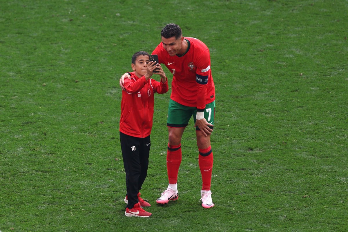 Firas_FCBAYERN's tweet photo. بكل امانه و صراحه كرستيانو منذ مغادرته الريال اصبح شخصية استثنائية ، مجرة اخلاقية تسير على الارض و كاريزما مثالية و قدوة رياضية لكل العالم 
ايام وجوده بالريال كان متأثر بالانحطاط الاخلاقي الذي يعاني منه لاعبي الريال عامة مع بعض الاستثناءات لبعض نجوم الريال احقاقا للحق https://t.co/vgk56KgXnJ