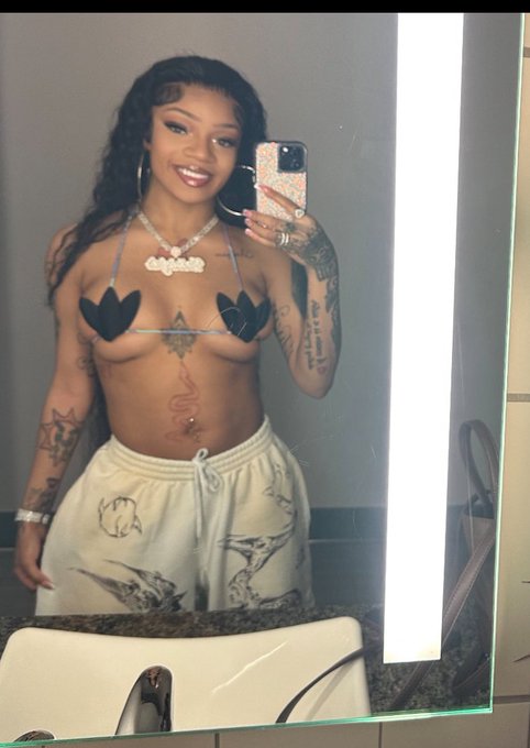 2 pic. The Naked Glo 😝🔮 https://t.co/8trgOiCuLr<a href="/tag/like"class="tags"><span>#like</span></a><a href="/tag/happymemorialday"class="tags"><span>#happymemorialday</span></a><a href="/tag/retweet"class="tags"><span>#retweet</span></a>