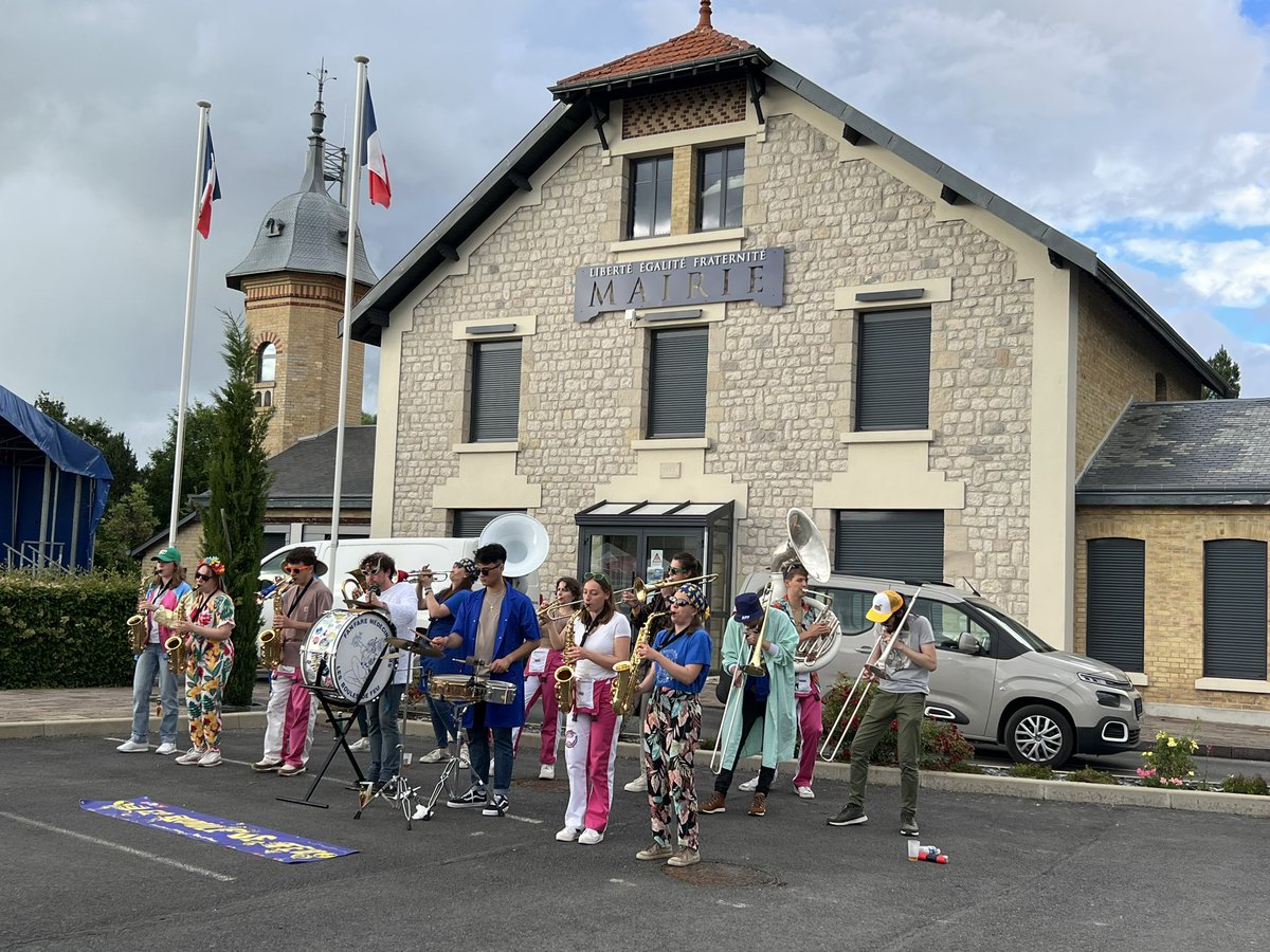 🧺🎺 Pour terminer cette belle journée, direction lSault-les-Rethel pour son marché du terroir.

À celui-ci, pour prolonger la Fête de la musique, sont venus s’ajouter les concerts de la fanfare des Boules de feu de la faculté de médecine et du groupe O Shuga shuga de Juniville